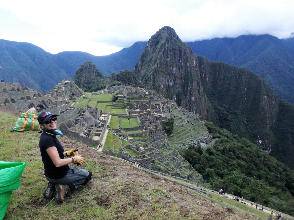 Volunteer helping Machu Picchu