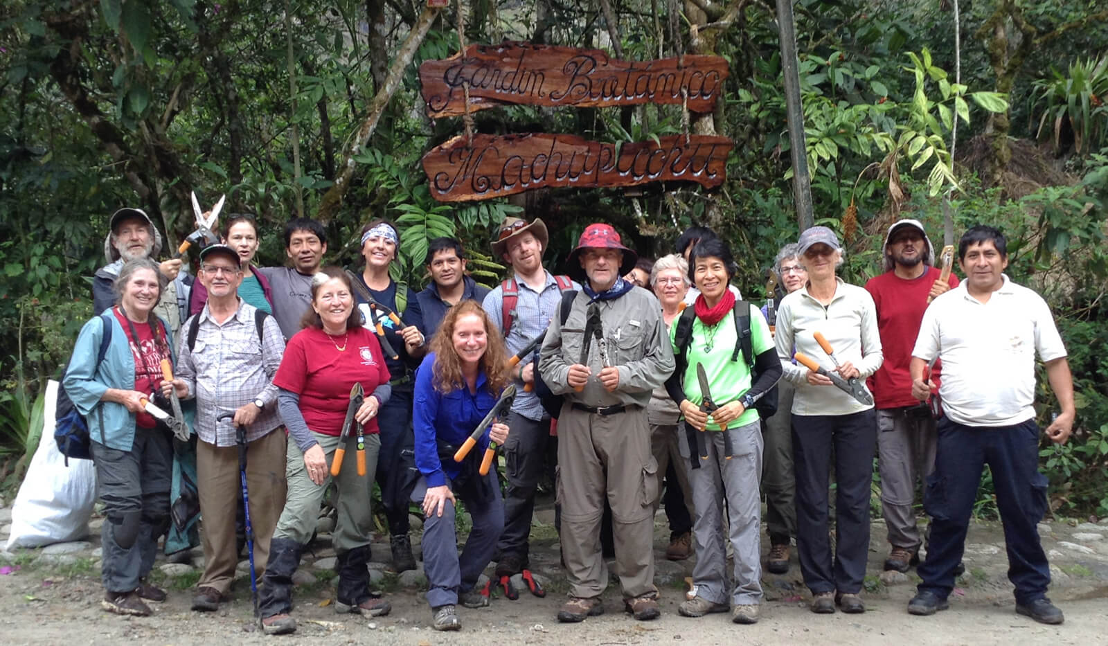 Volunteers in Machupicchu Botanical Garden